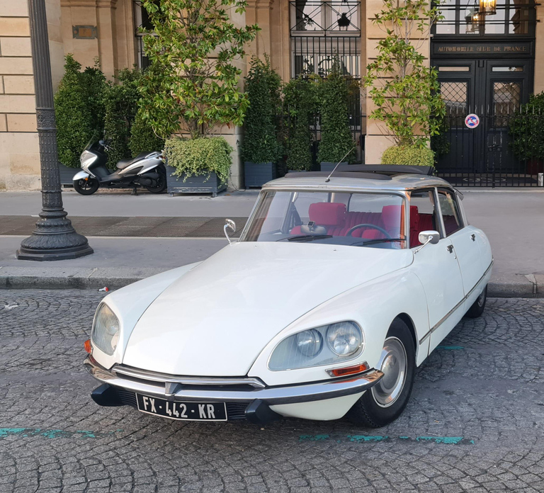 Paris: City Discovery Tour by Vintage Citroën DS Car