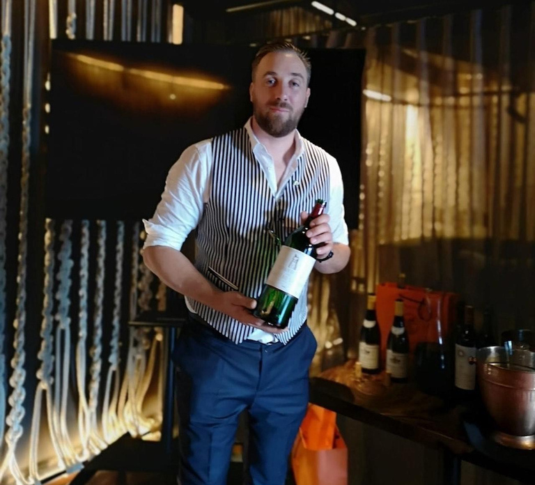 Paris: Wine Tasting Experience with 6 Wines and Cheese Board