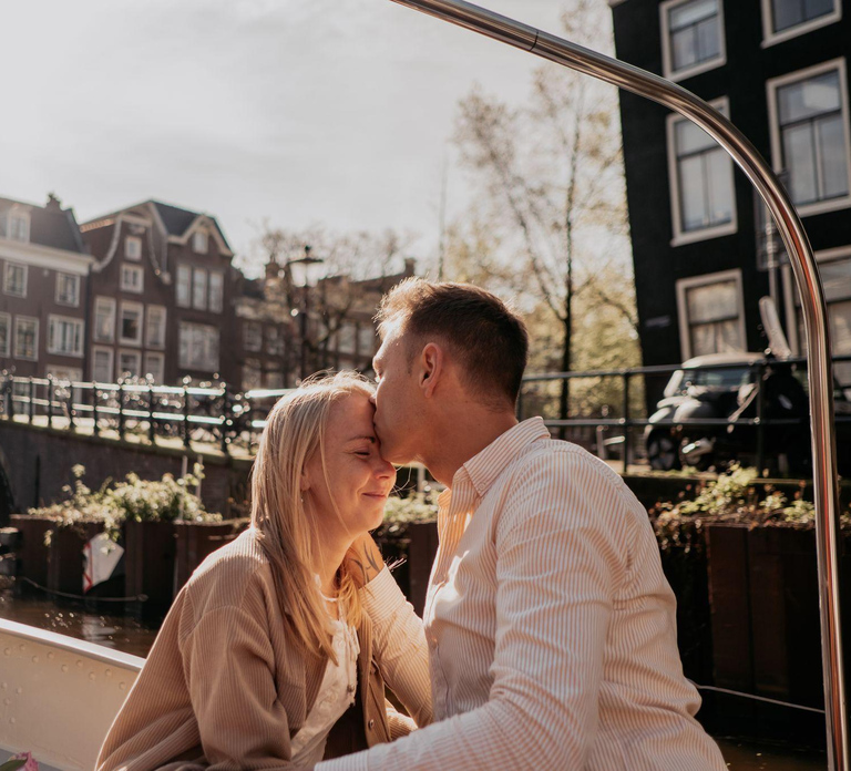 Amsterdam: Private Romantic Canal Cruise w. Prosecco/Snacks