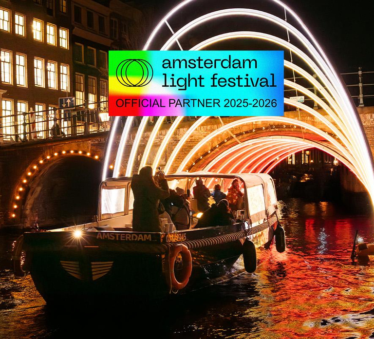Amsterdam: Light Festival Boat+Unlimit.Drinks & Snack Option