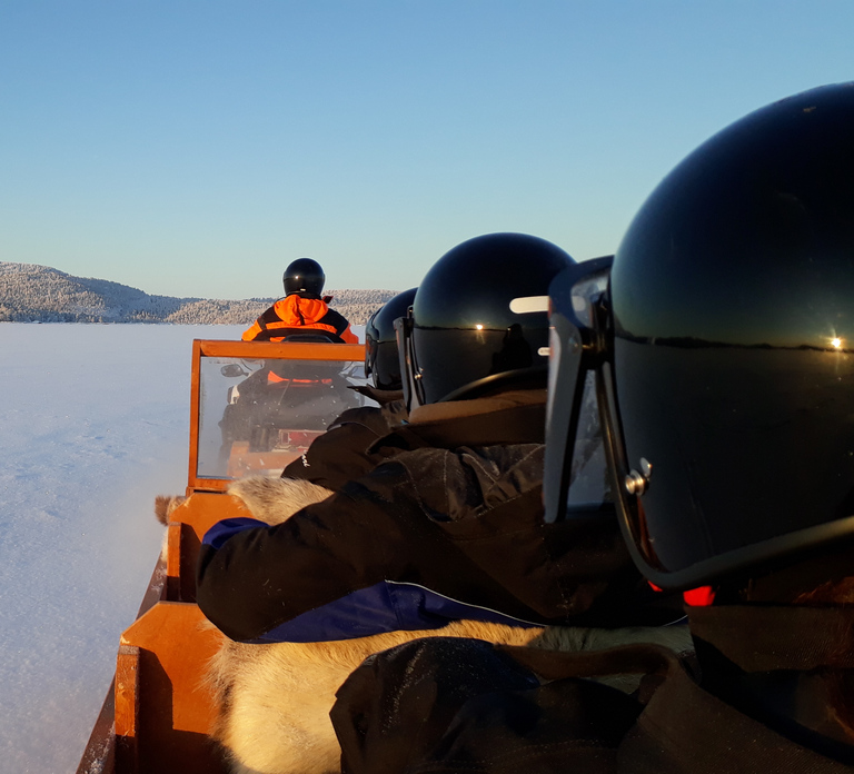 Ivalo: Ice Fishing Tour to Lake Inari, Reindeers & Lunch