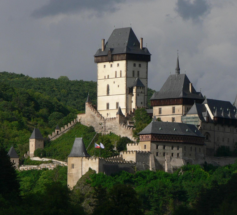 Regensburg: Private transfer to Prague + stop & ticket