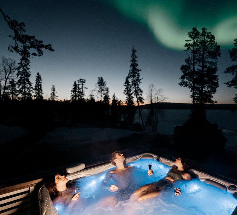 Rovaniemi: Northern Lights Trip with Arctic Sauna & Jacuzzi