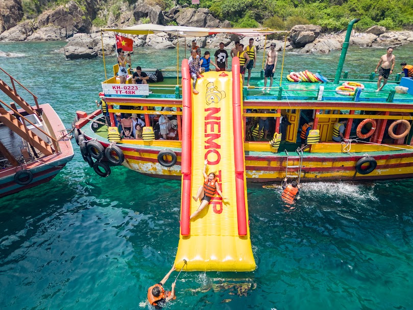 Nha Trang Island hopping tour : Snorkeling & Floating Party in Nha Trang
