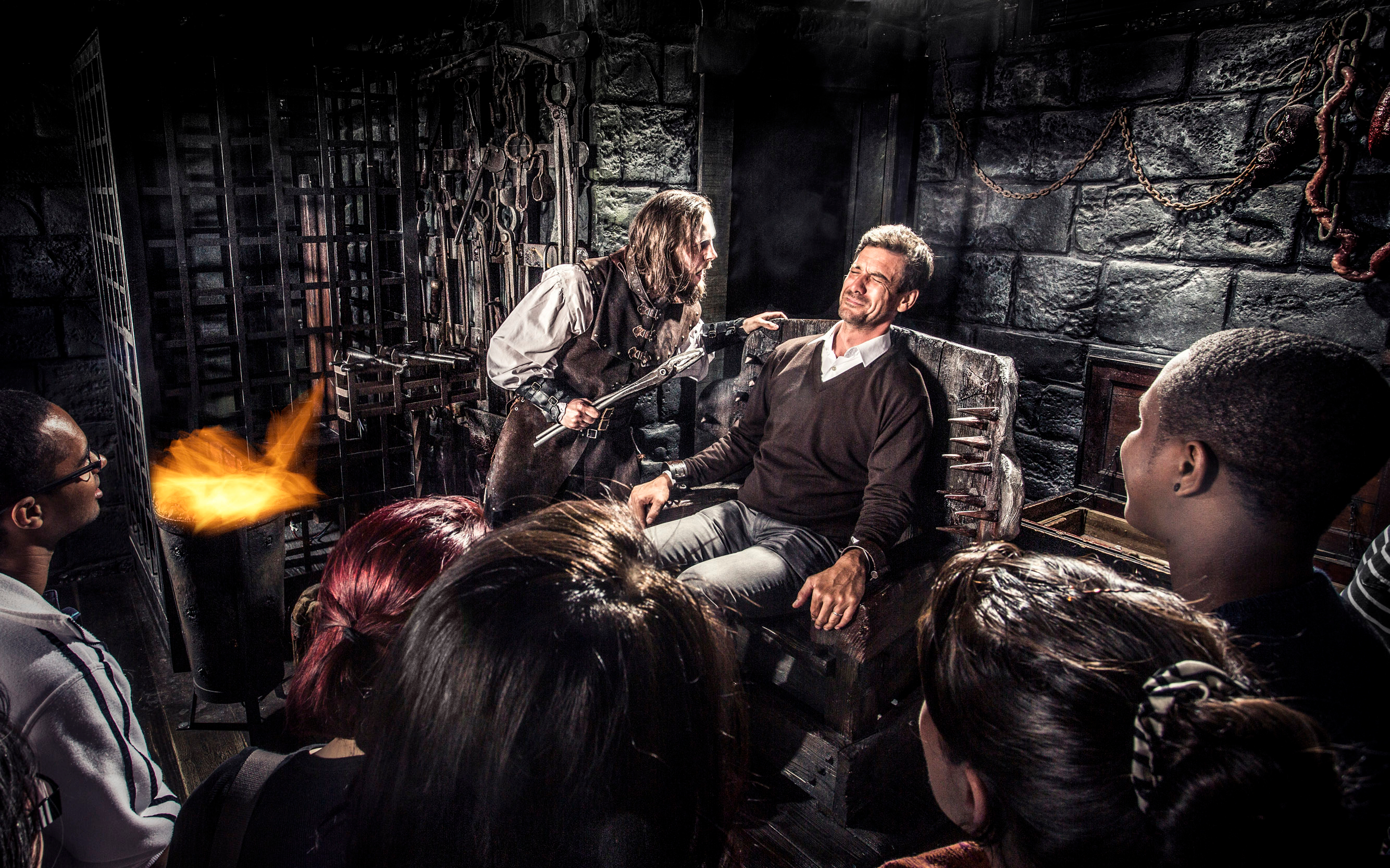 1 Day Hop-On Hop-Of Sightseeing Bus with Amsterdam Dungeon - HolidaySG