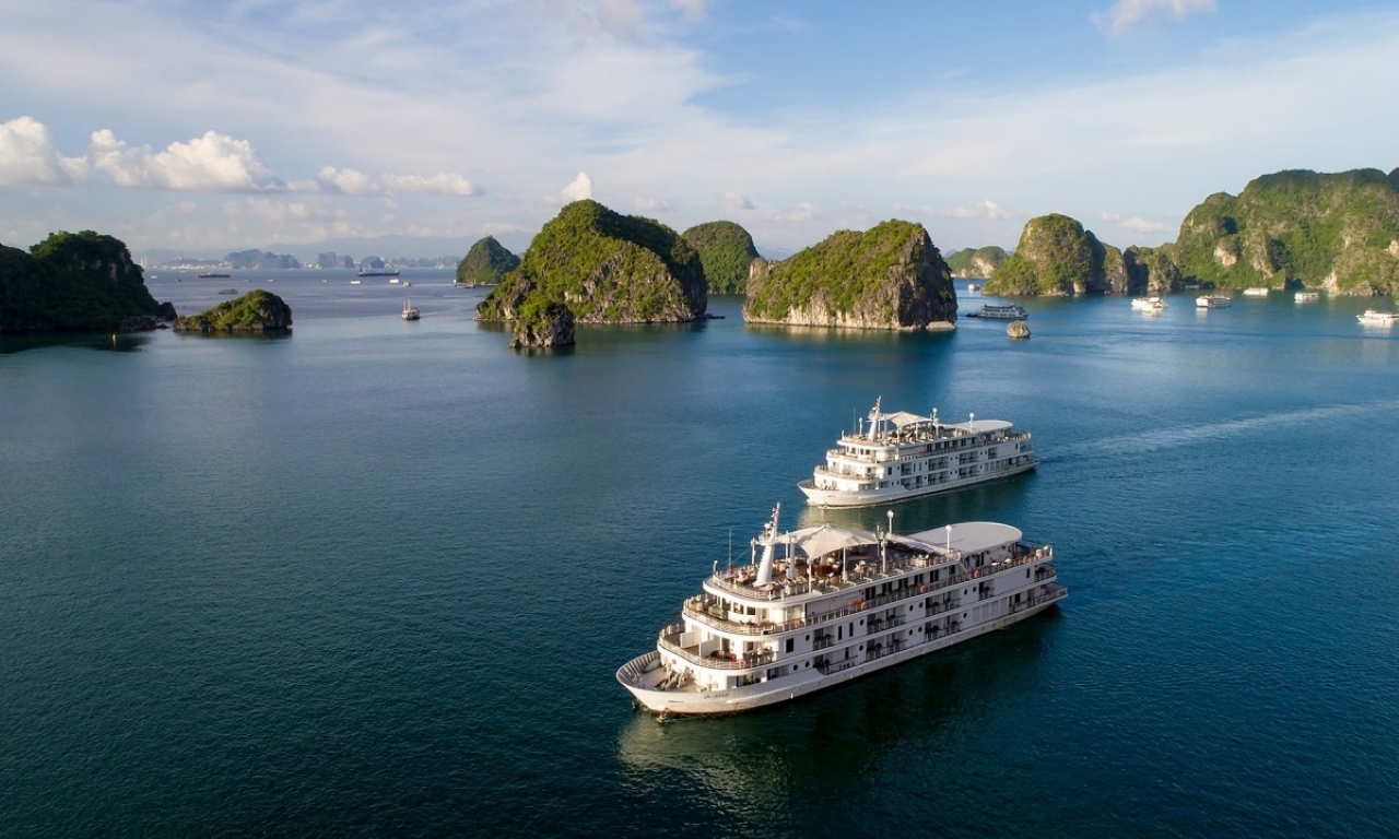 Ha Long Bay Day Tour - HolidaySG