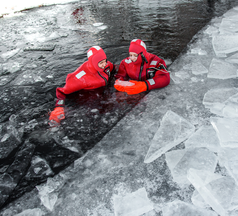 Ylläs: Lake Ylläsjärvi Ice-Floating Experience