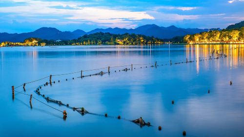 Hangzhou - Green Cloud Path - Gushan Park - Quyuanfenghe (Breeze-Rustled Lotus In Quyuan Garden) - Long Bridge Park Stroll (West Lake's Most Beautiful Corner R) Day Tours