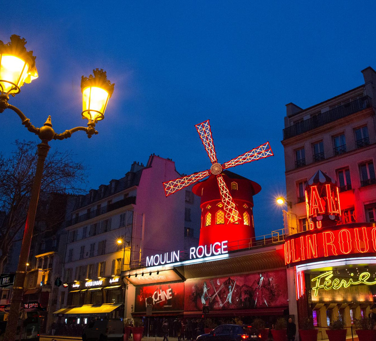 Paris: Moulin Rouge Show with Champagne and Drop-Off Service