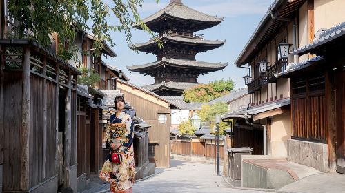 Scene from an early-morning Kyoto tour of Fushimi Inari Shrine and Gion