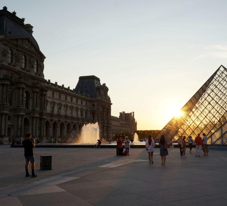 Paris: Eiffel Tower&Seine River Electric Bike Tour 3 hours