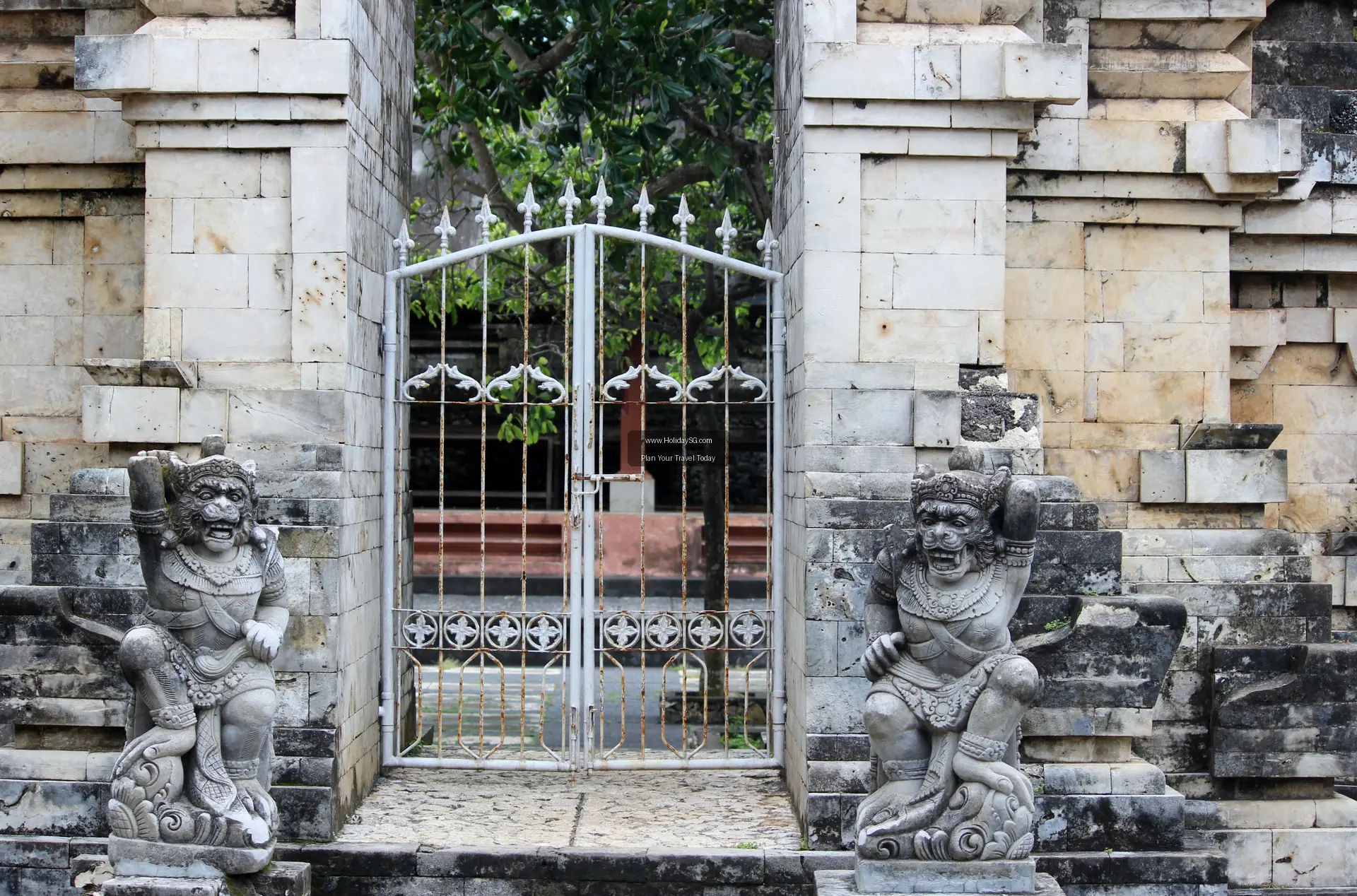 Uluwatu Temple - Indonesia | HolidaySG